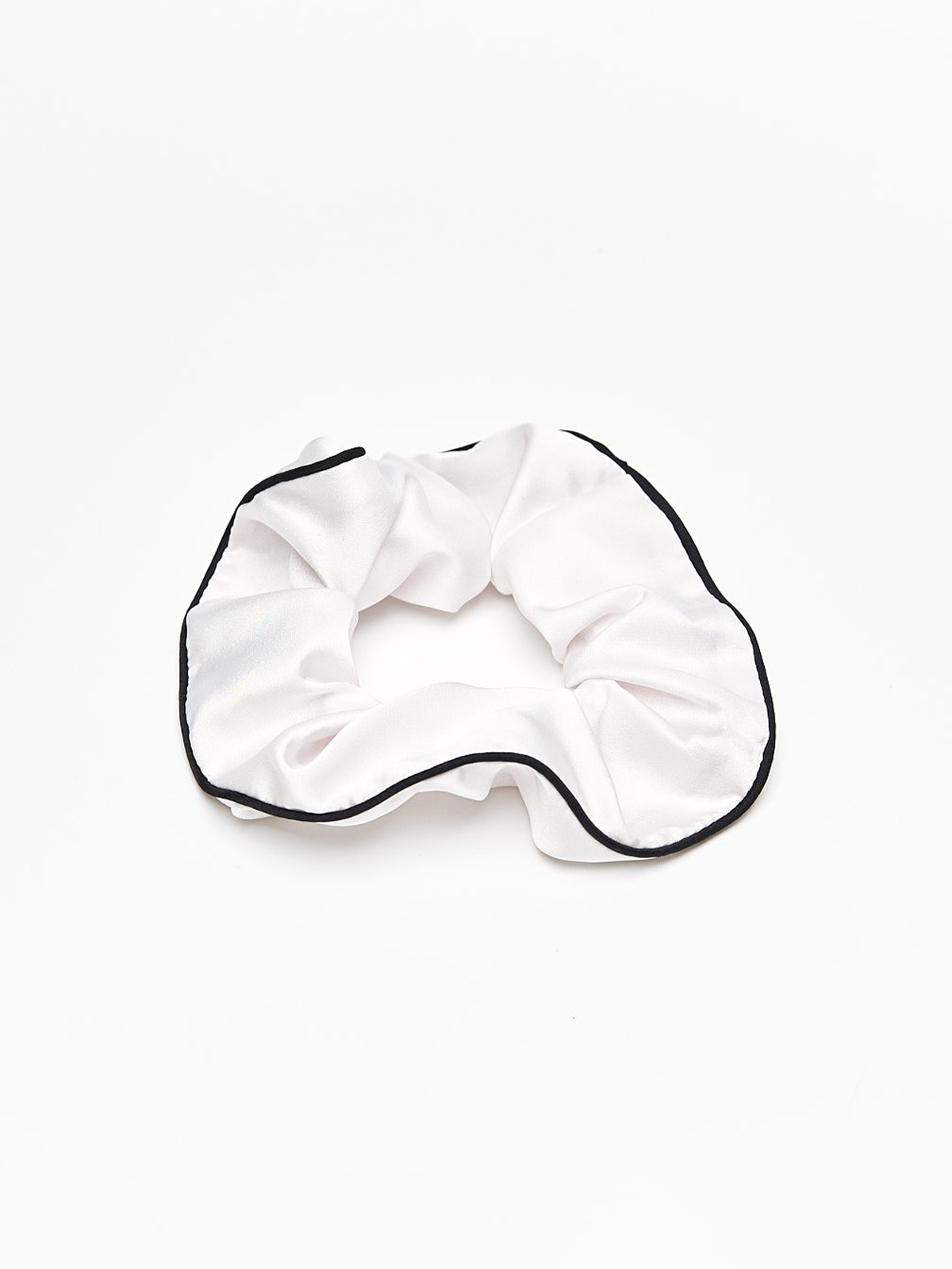 elysian-scrunchy-coconut-milk-front-view Full front view of the BEYOURA Elysian Scrunchy in the shade coconut milk