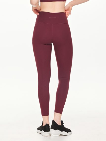 Close-up back view of the BEYOURA Estelle Stretch & Stash luxeFIT Leggings in maroon