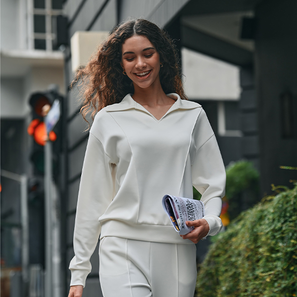 Model wearing BEYOURA’s auraFLOW Buttercream set in off-white, showcasing the collection’s soft and relaxed fit.